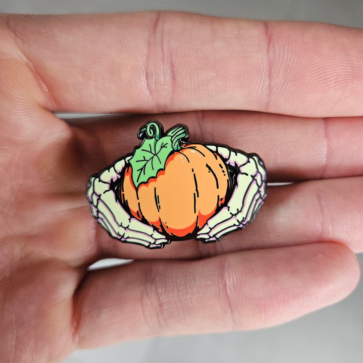Puimcín Claddagh Enamel Pin